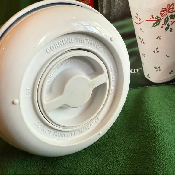 Festive Corelle Compatibles Winter Holly Thermal Server - Picture 9 of 12